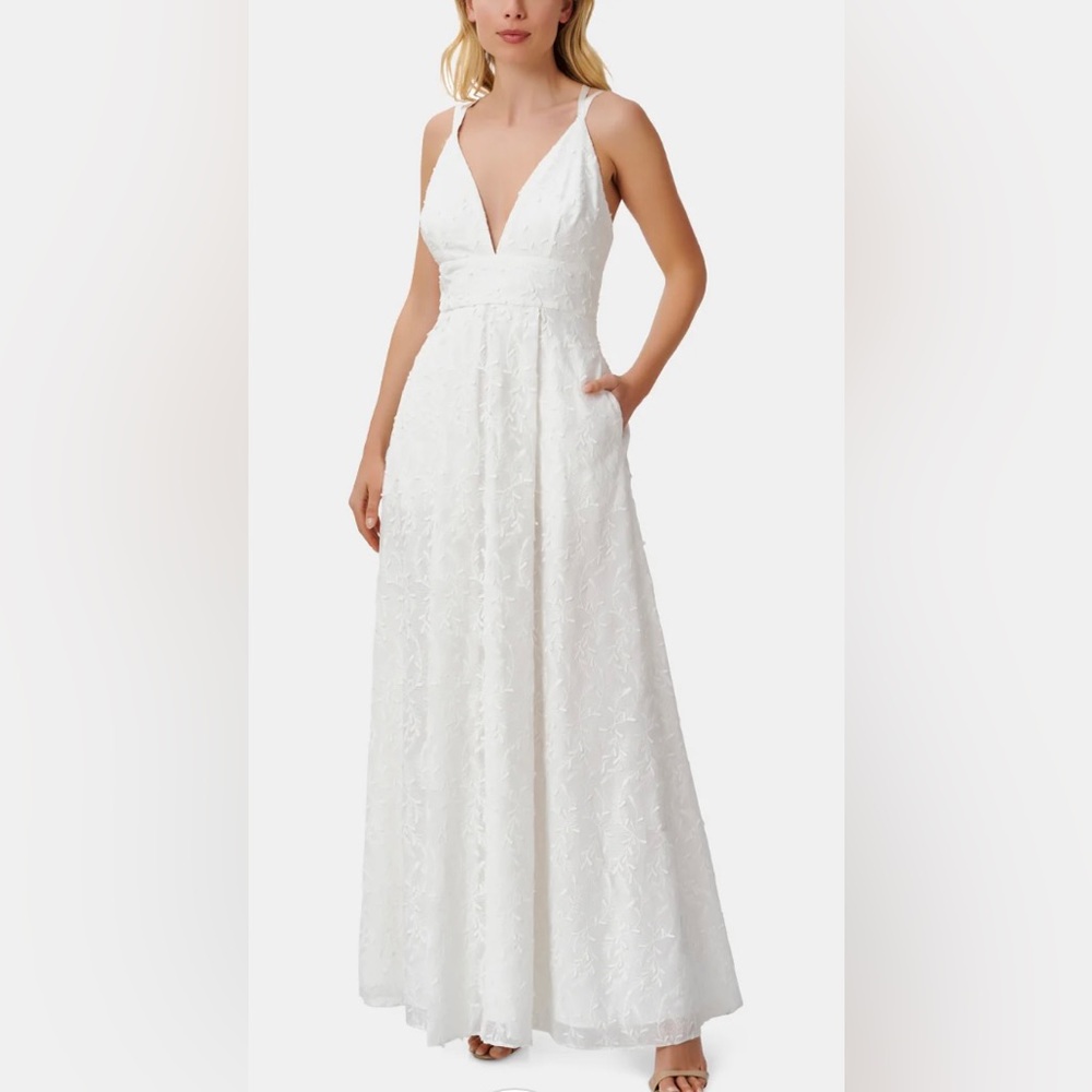 🌹AIDAN BY AIDAN MATTOX
V-Neck Ivory Embroidered Ball Gown, Sz 10